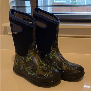 Kids BOGS rain/snow boots 🦖